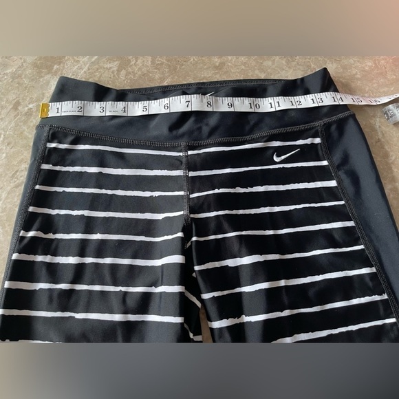 Nike | Cropped Stripe Athletic Leggings medium - Picture 3 of 6